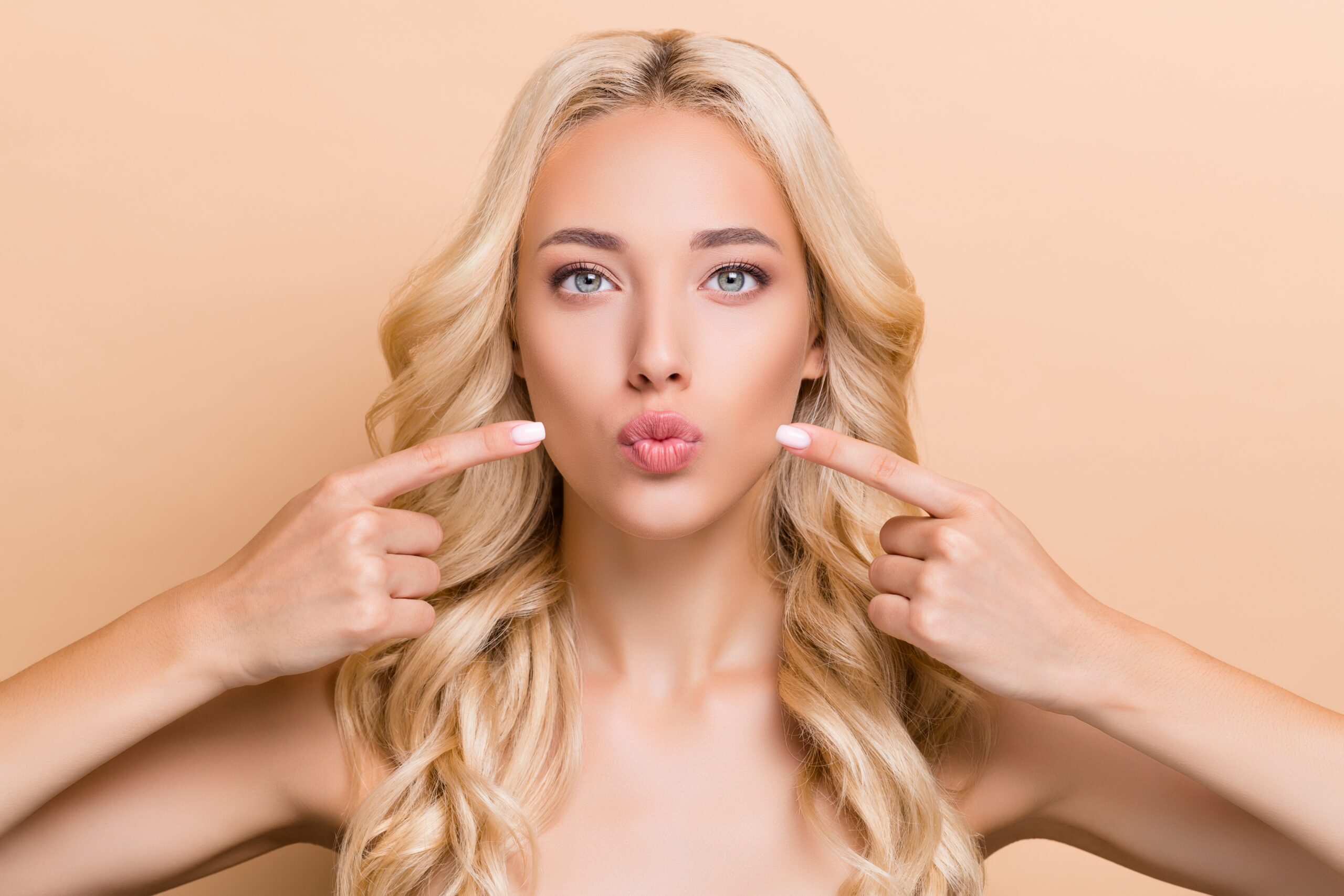 woman pointing to her face shape